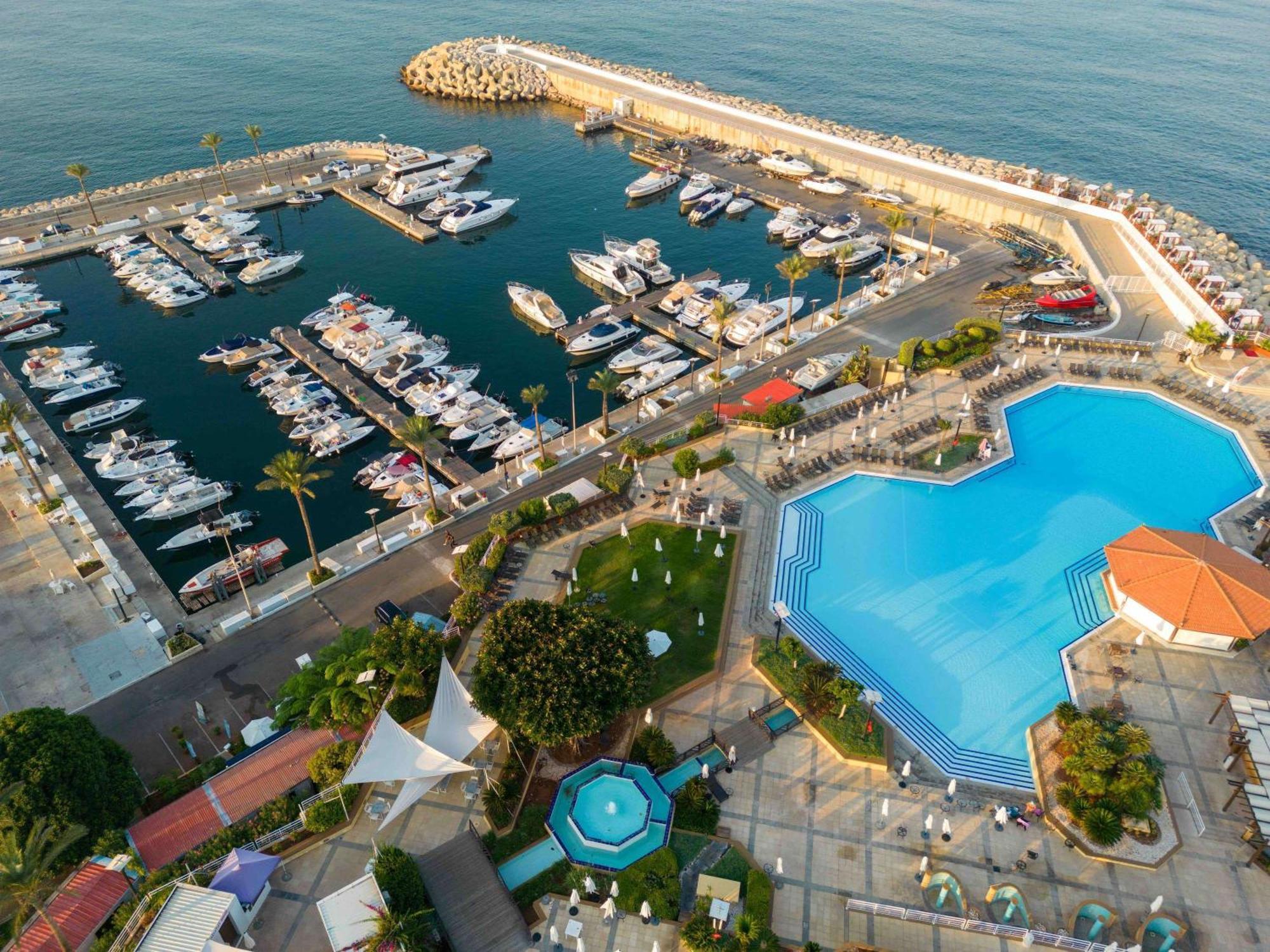 Moevenpick Hotel Beirut Exterior photo