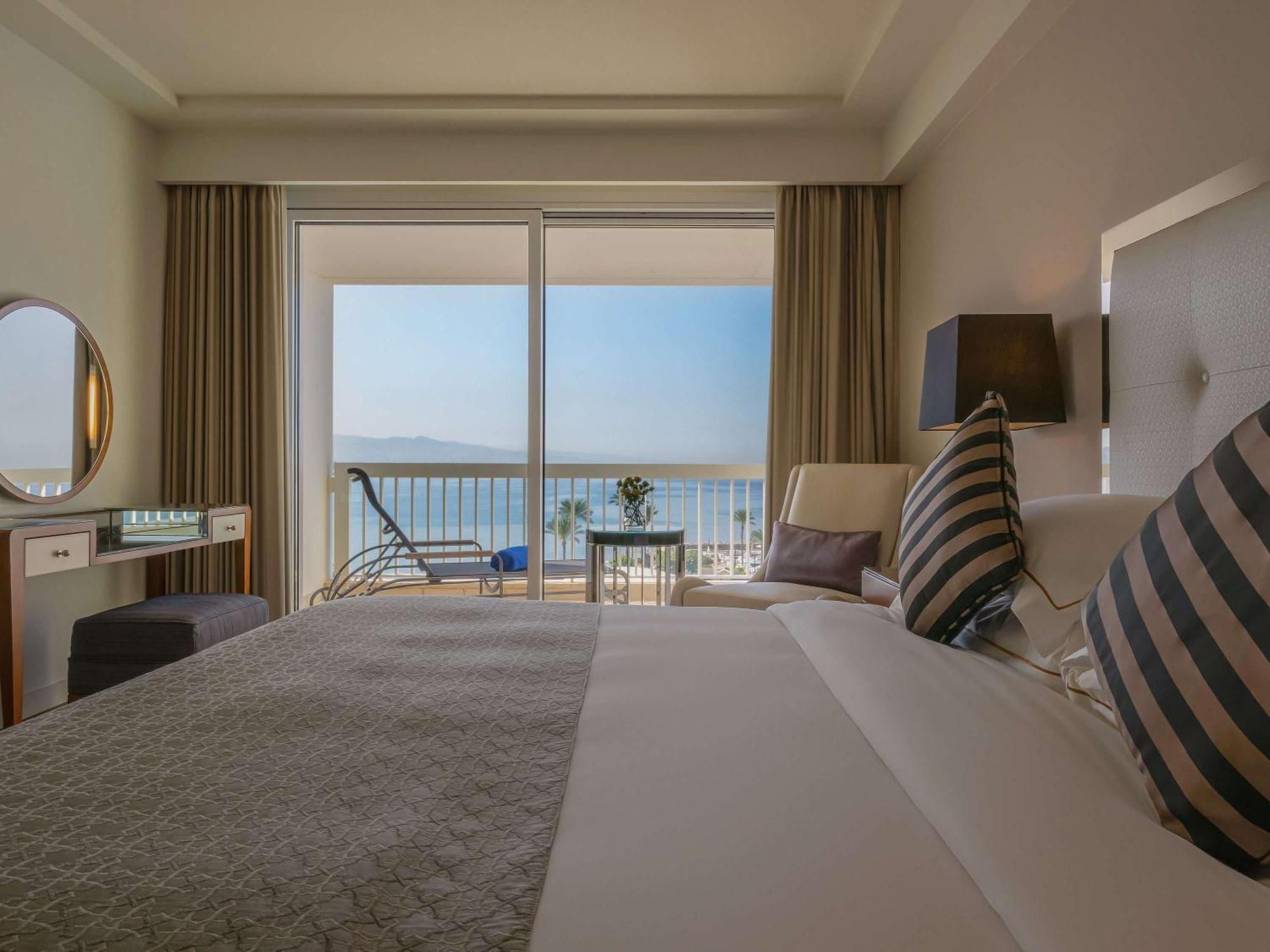 Moevenpick Hotel Beirut Exterior photo