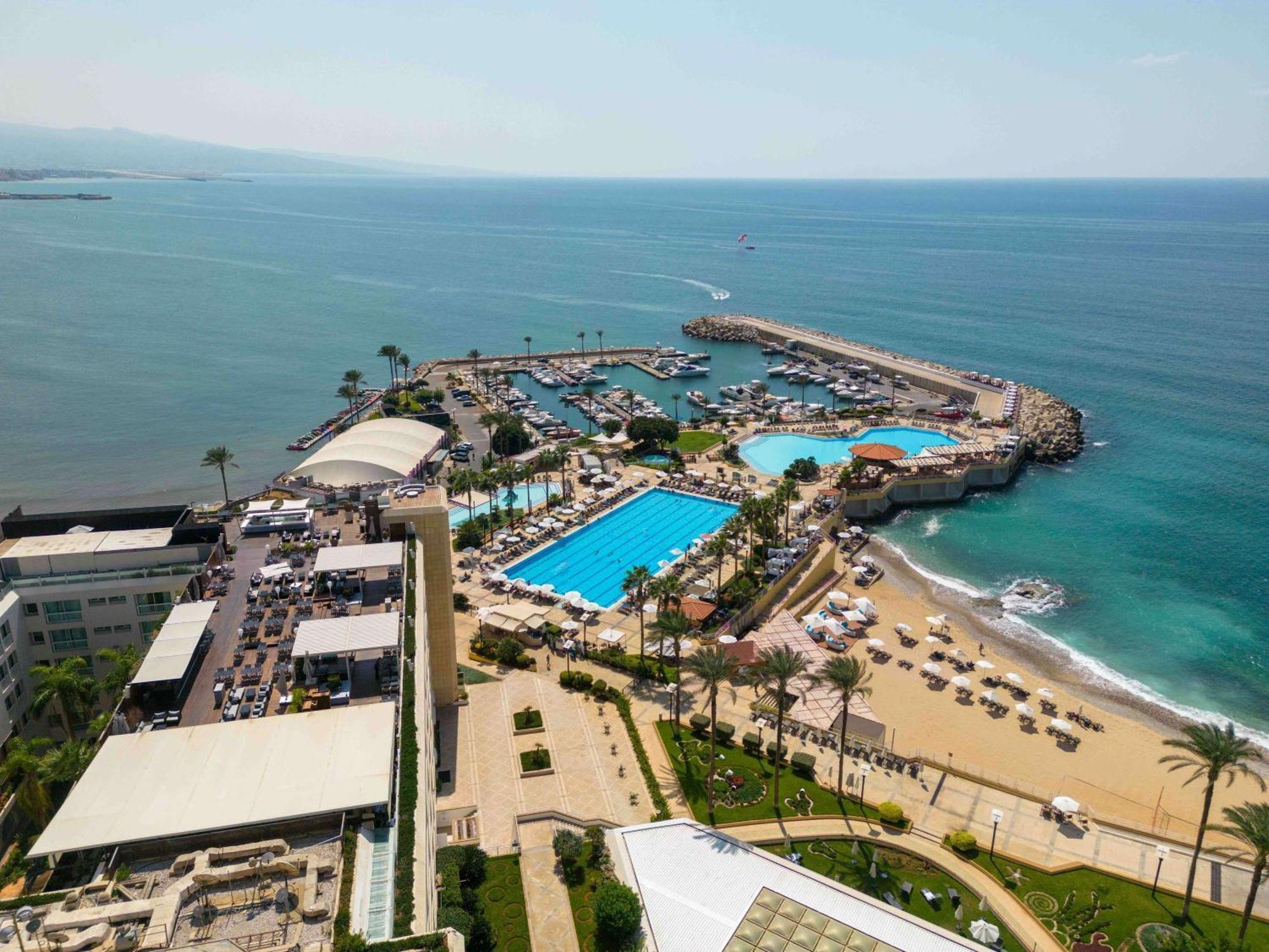 Moevenpick Hotel Beirut Exterior photo