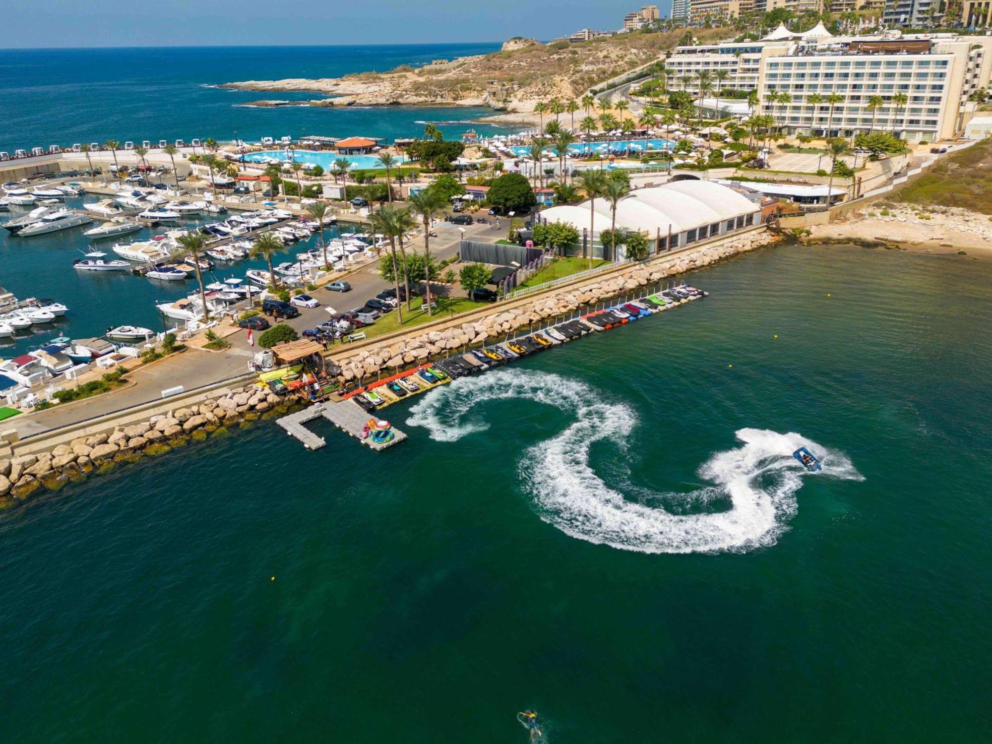 Moevenpick Hotel Beirut Exterior photo
